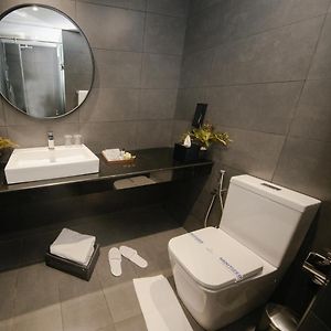 Deluxe King Room Partial Sea View